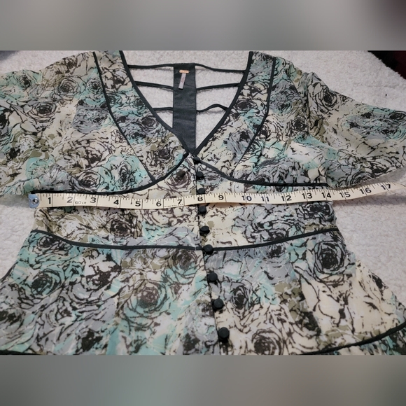 Free People NWOT Perfect Dream floral Mini Dress. Cut out back deep V neck Fit & - Picture 13 of 14